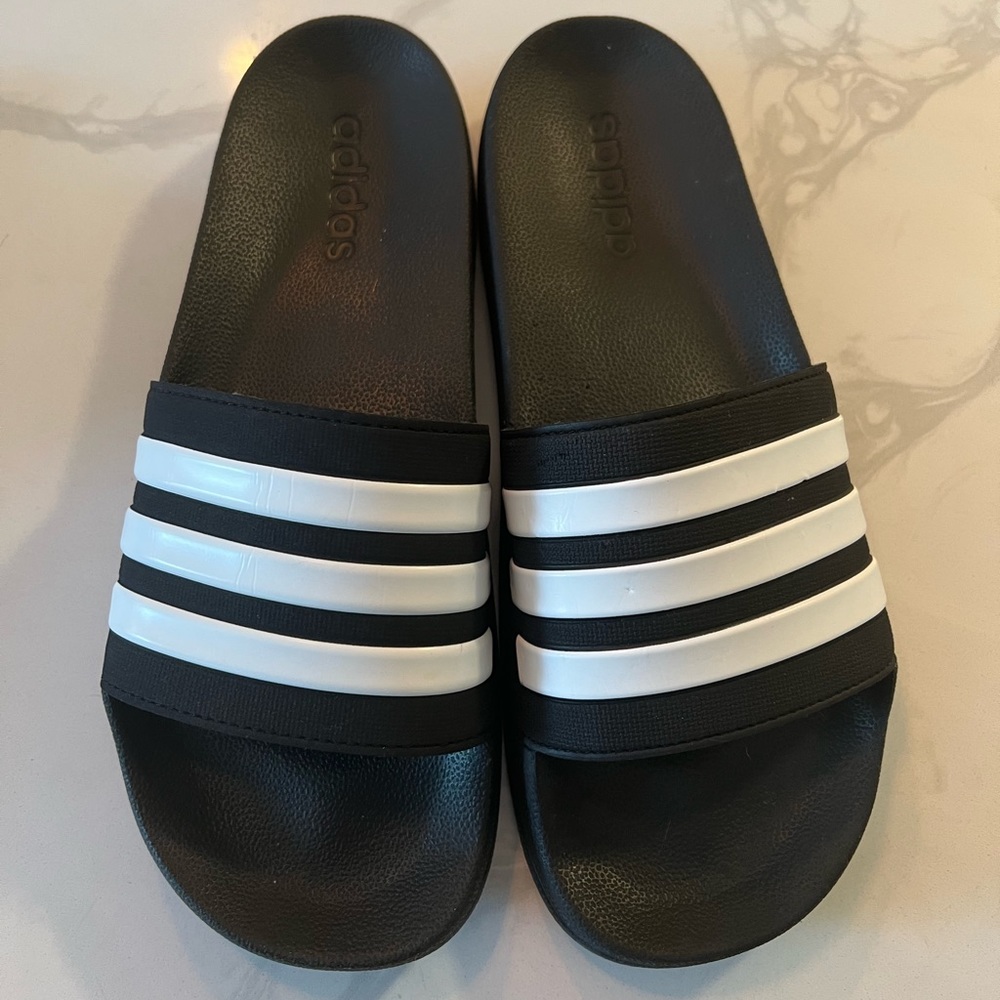 Two pair Adidas cloudfoam flip flop Sandles